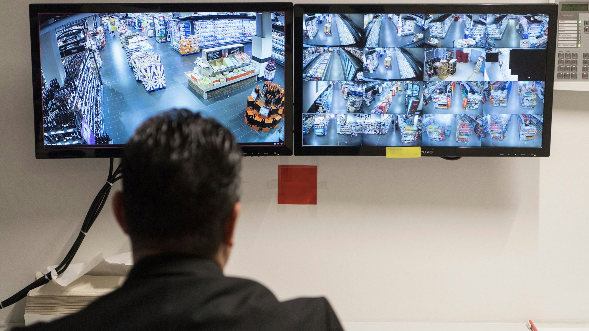 ARCHIV - 20.09.2018, Hessen, Wiesbaden: Ein Ladendetektiv sitzt vor Überwachungsmonitoren eines Supermarktes. Dem Handel entstehen durch Diebstähle und Betrügereien immense Schäden. (zu dpa: "Studie: Zahl der Ladendiebstähle steigt wieder") Foto: Boris Roessler/dpa +++ dpa-Bildfunk +++