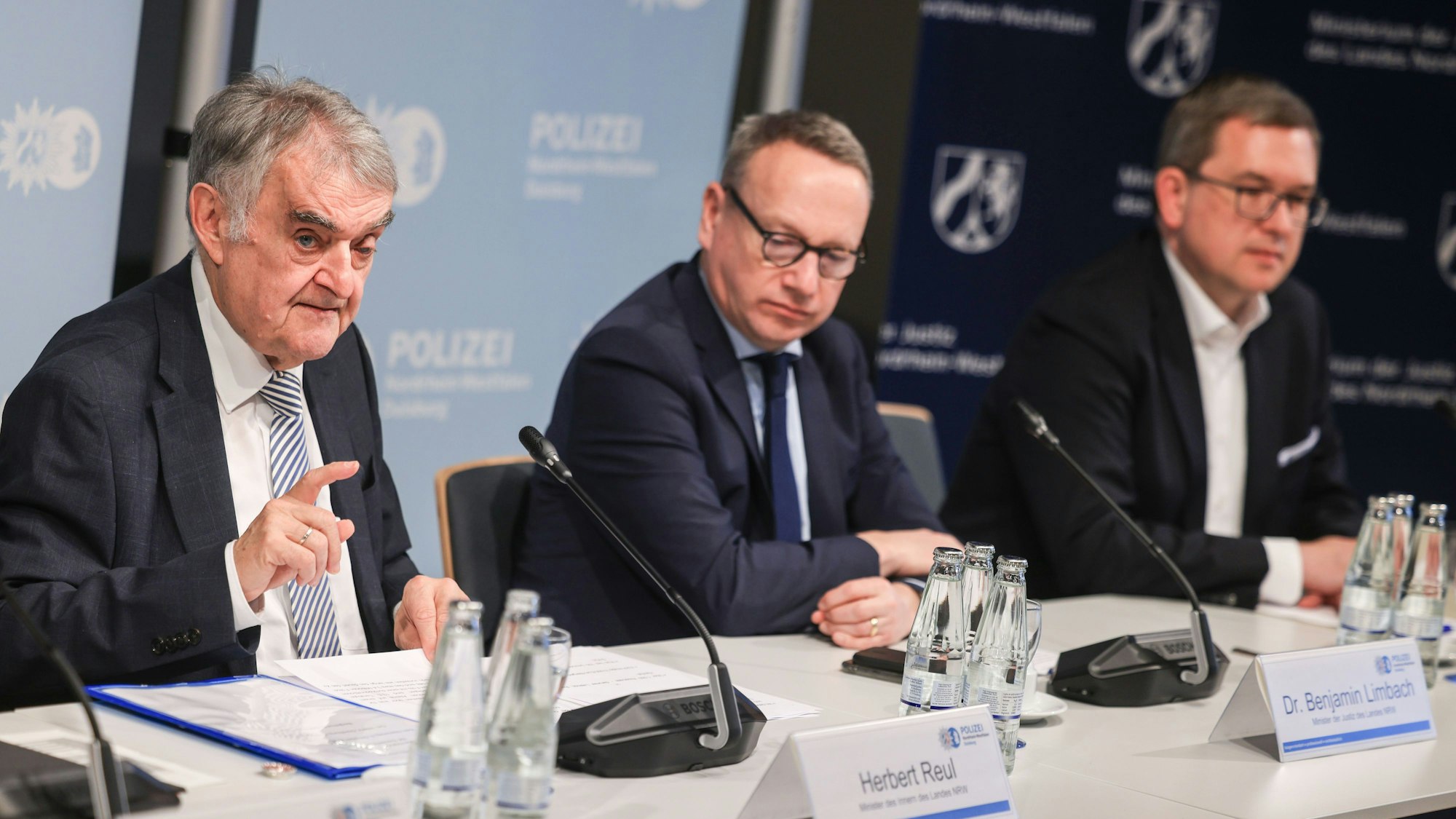 Herbert Reul (l, CDU), Innenminister von Nordrhein-Westfalen, Benjamin Limbach (M, Grüne) Justizminister und Markus Hartmann, Leiter der Ansprechstelle Cybercrime, sprechen auf einer Pressekonferenz.
