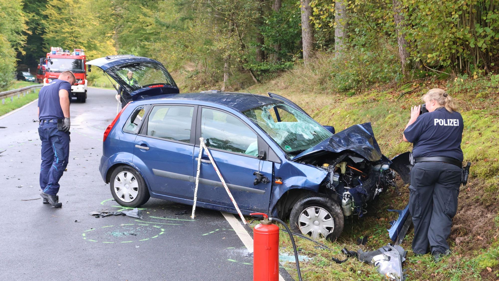 Der Kleinwagen an der Unfallstelle.