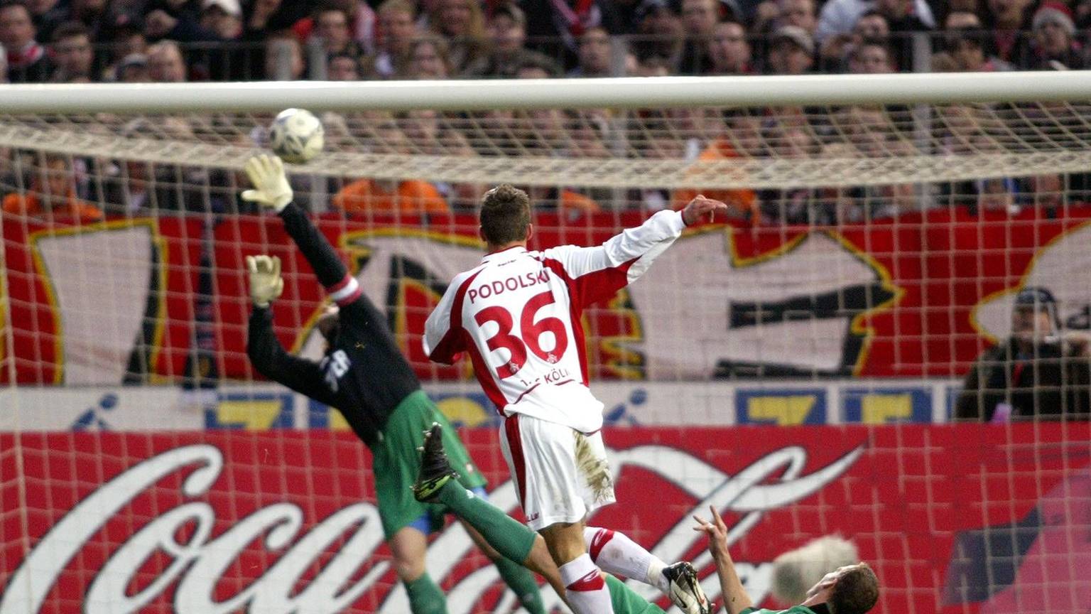 Bildnummer: 01040010 Datum: 31.01.2004 Copyright: imago/Thomas Zimmermann
Lukas Podolski (Mitte, Köln) mit seinem Siegtreffer zum 1:0 - Torwart Stiel (li., Gladbach) streckt sich vergebens; Lucas, Vdig, quer, Torhüter, Keeper, Ball, Tor, Treffer, Gegentor, Torraumszene, Strafraumszene, Saison 2003/2004, 1. FC Köln - Borussia Mönchengladbach 1:0, Köln Dynamik, Fußball 1. BL Herren Mannschaft Deutschland Totale Aktion Personen