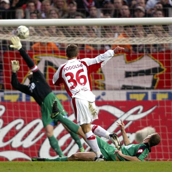 Bildnummer: 01040010 Datum: 31.01.2004 Copyright: imago/Thomas Zimmermann
Lukas Podolski (Mitte, Köln) mit seinem Siegtreffer zum 1:0 - Torwart Stiel (li., Gladbach) streckt sich vergebens; Lucas, Vdig, quer, Torhüter, Keeper, Ball, Tor, Treffer, Gegentor, Torraumszene, Strafraumszene, Saison 2003/2004, 1. FC Köln - Borussia Mönchengladbach 1:0, Köln Dynamik, Fußball 1. BL Herren Mannschaft Deutschland Totale Aktion Personen