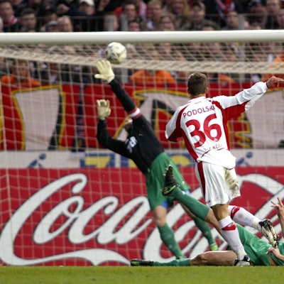 Bildnummer: 01040010  Datum: 31.01.2004  Copyright: imago/Thomas Zimmermann
Lukas Podolski (Mitte, Köln) mit seinem Siegtreffer zum 1:0 - Torwart Stiel (li., Gladbach) streckt sich vergebens; Lucas, Vdig, quer, Torhüter, Keeper, Ball, Tor, Treffer, Gegentor, Torraumszene, Strafraumszene, Saison 2003/2004, 1. FC Köln - Borussia Mönchengladbach 1:0, Köln Dynamik,  Fußball 1. BL Herren Mannschaft Deutschland Totale Aktion Personen