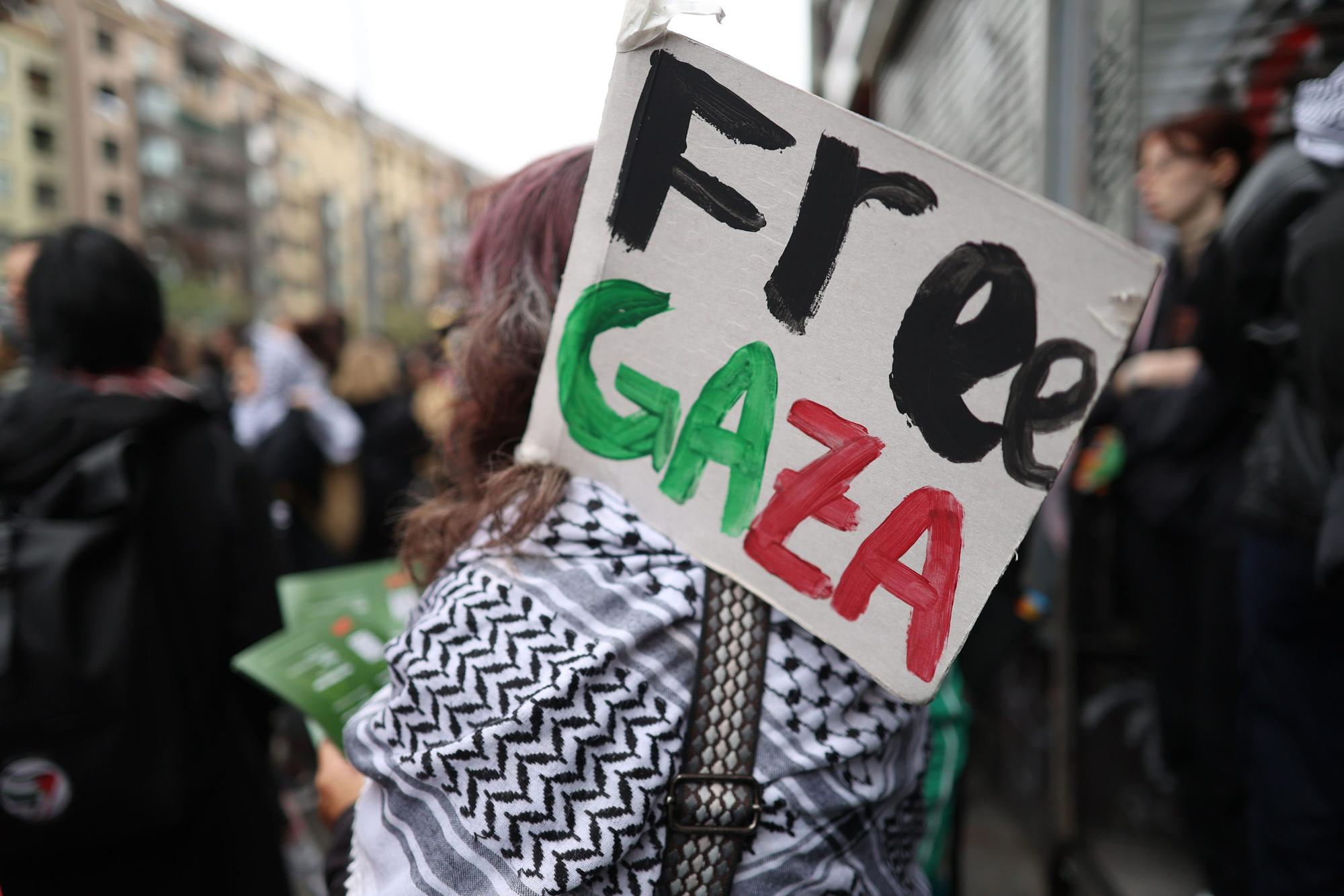 Pro-Palästina-Demonstrantin mit Kufiya (Symbolbild)