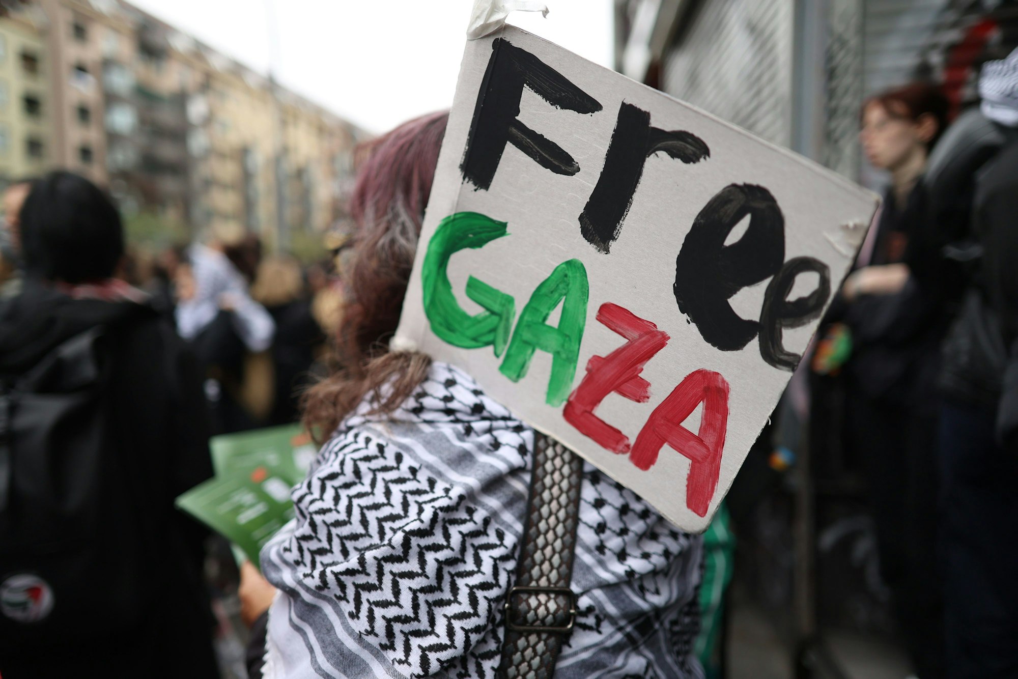 Pro-Palästina-Demonstrantin mit Kufiya (Symbolbild)