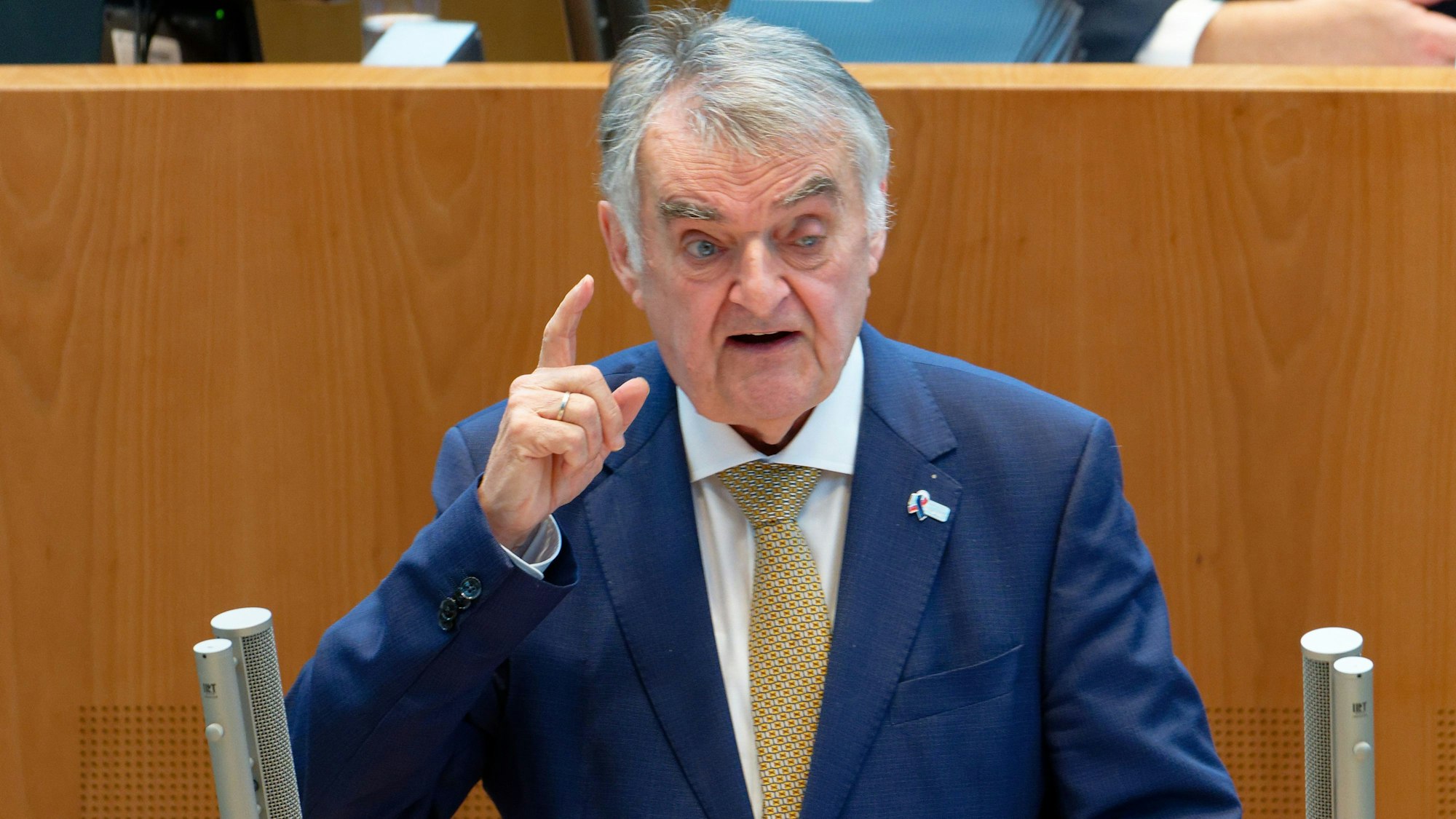 Düsseldorf: Herbert Reul (CDU), Innenminister von Nordrhein-Westfalen, spricht bei einer Plenarsitzung im Landtag von Nordrhein-Westfalen.