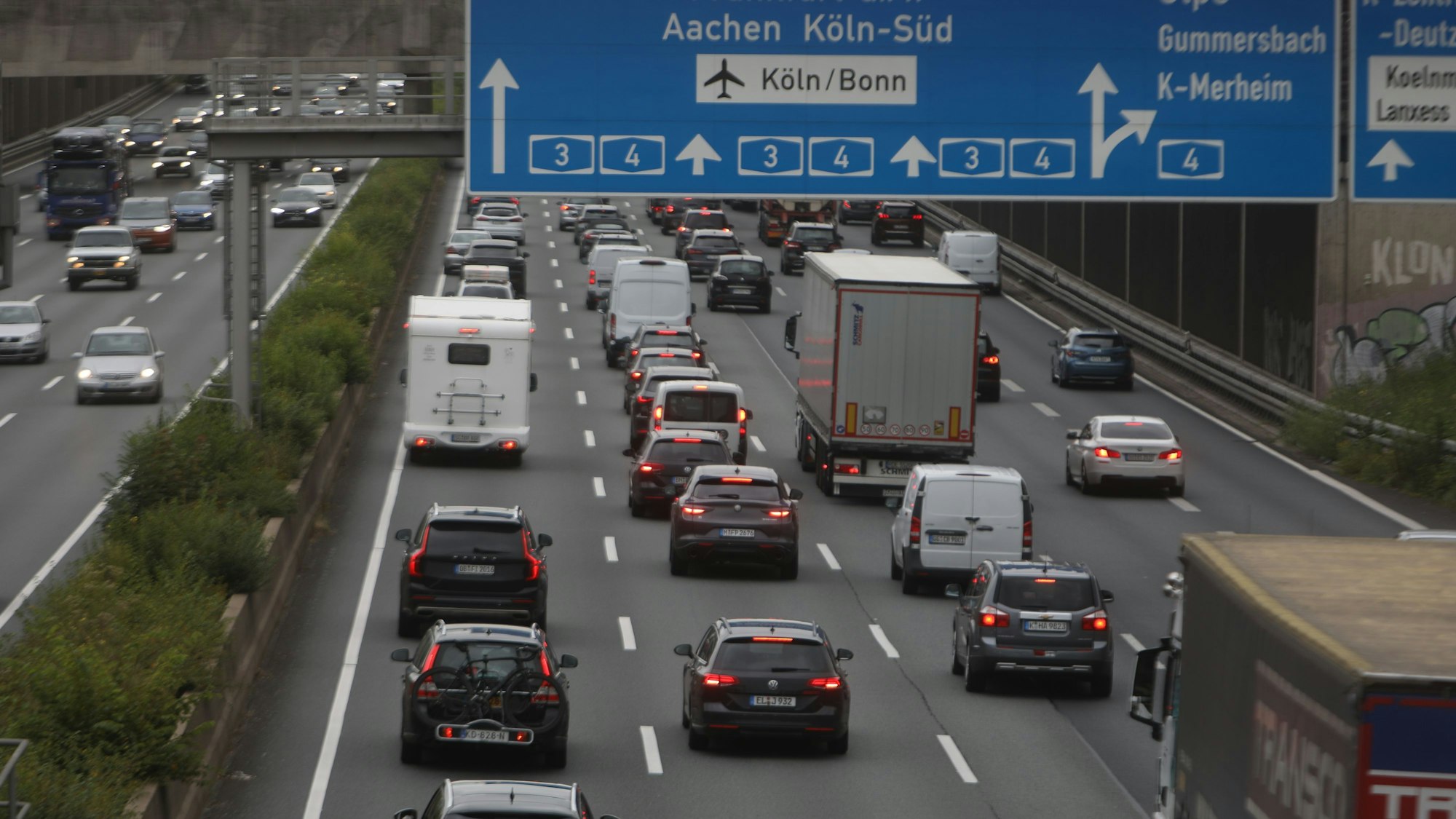 05.07.2024, Köln: Letzter Schultag in Nordrhein-Westfalen (NRW). Im bevölkerungsreichsten Bundesland sind die Schulen nun bis zum 20. August geschlossen. Auf den Autobahnen könnte es direkt zum Ferienstart zu langen Staus kommen. Foto: Arton Krasniqi