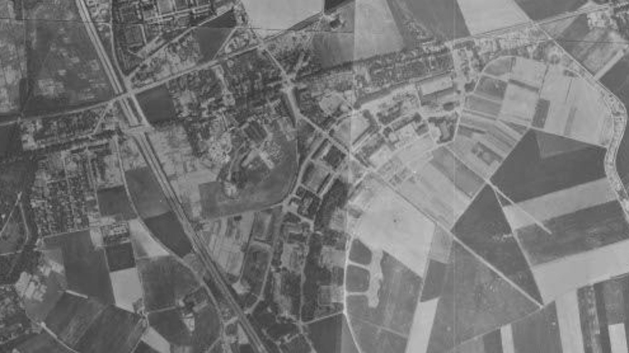 Ungefähr in der Mitte des Luftbilds von 1951 steht heute das Krankenhaus Merheim. Damals war hier ein Militärflugplatz der Wehrmacht.