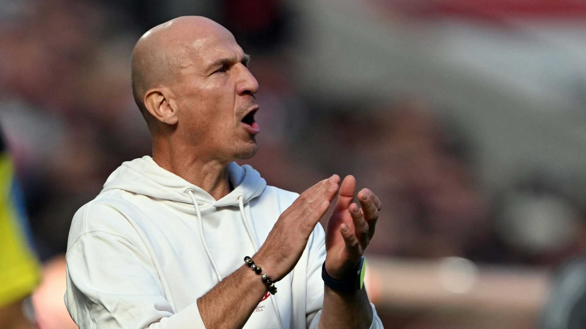 Kölns Trainer Gerhard Struber treibt seine Mannschaft an.