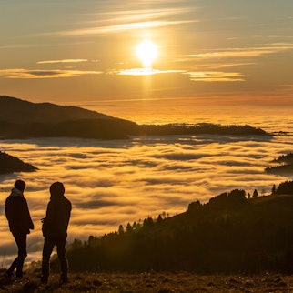 Im Herbst tritt in den Bergen oft eine Inversionswetterlage auf, bei der es im Tal neblig und kalt, in der Höhe jedoch sonnig und wärmer ist · ideal für Wanderer.