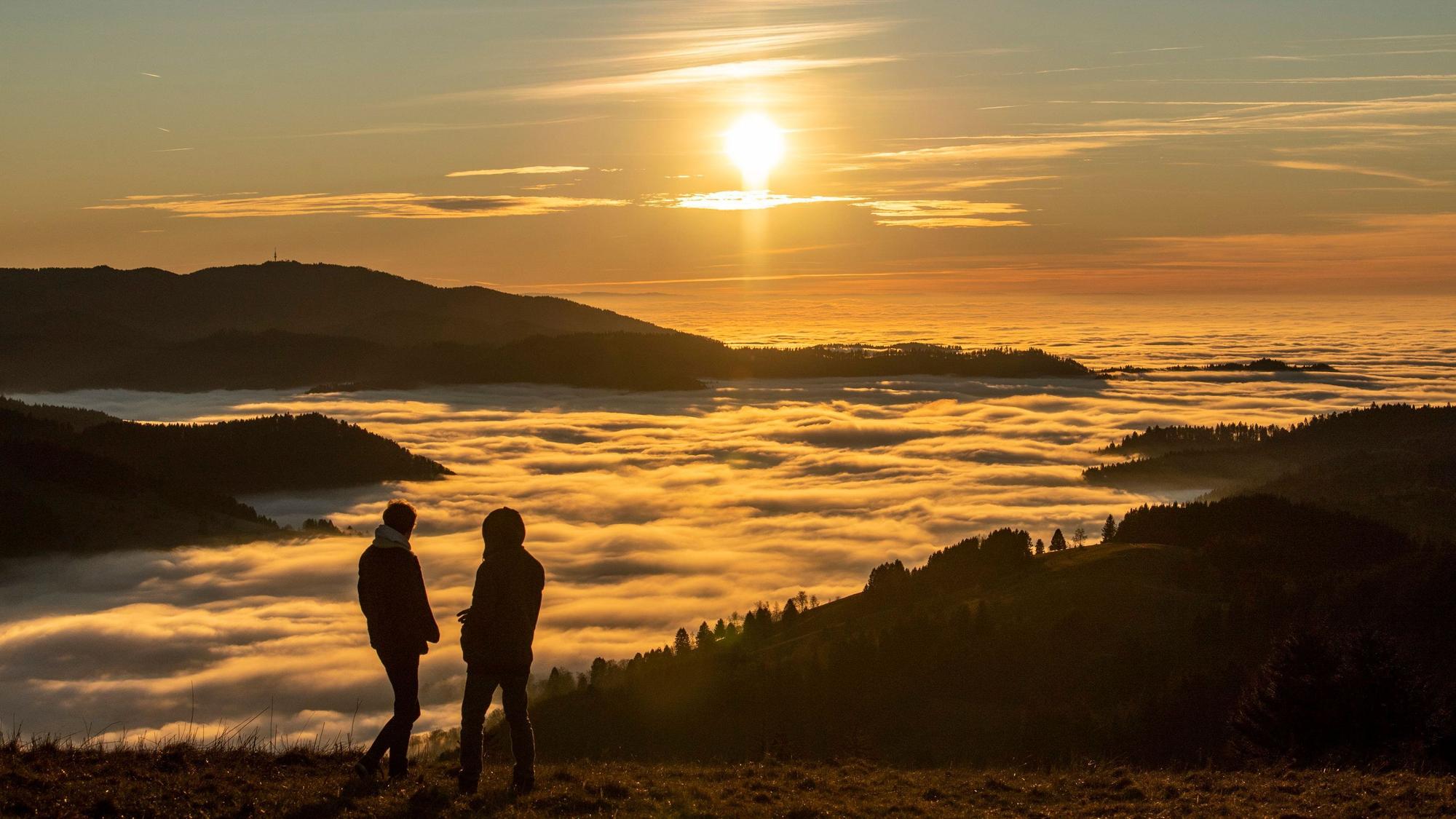 Im Herbst tritt in den Bergen oft eine Inversionswetterlage auf, bei der es im Tal neblig und kalt, in der Höhe jedoch sonnig und wärmer ist · ideal für Wanderer.