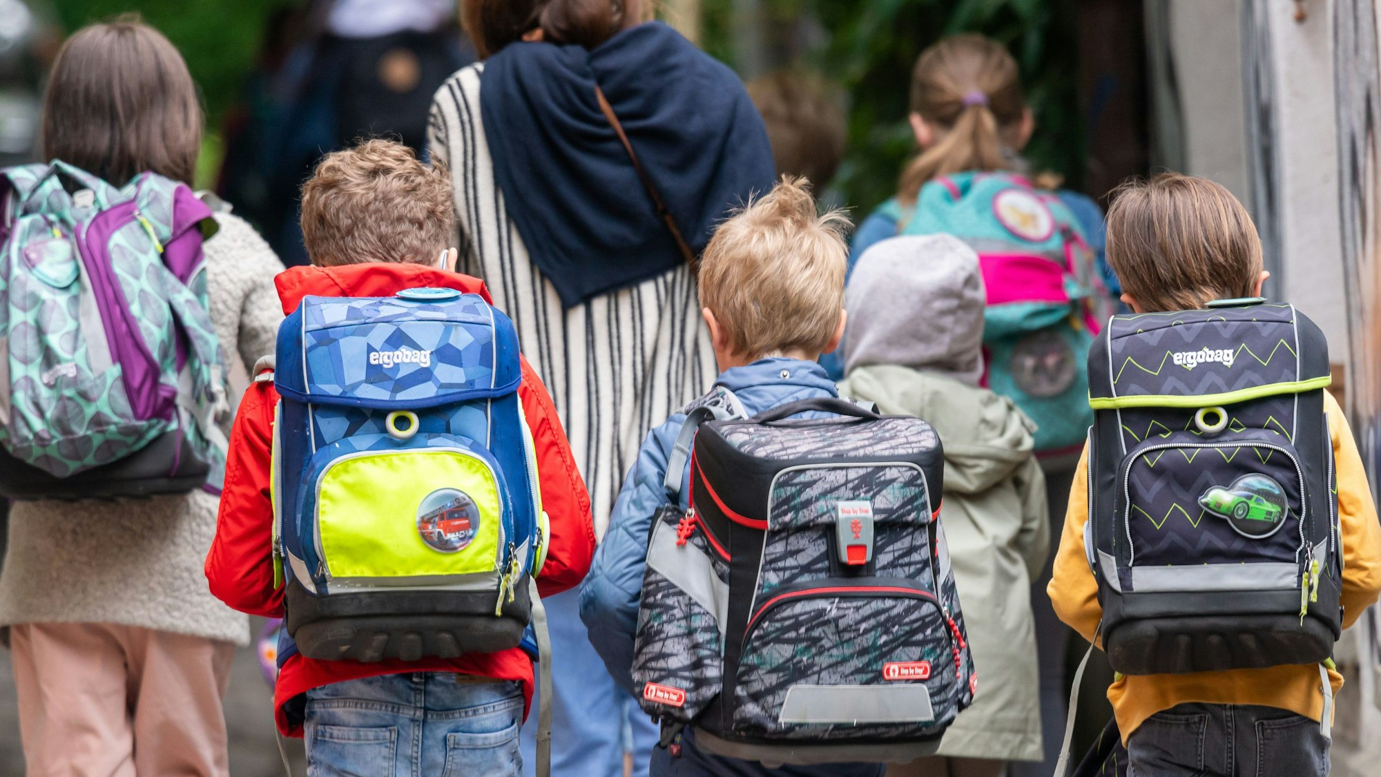Schulkinder mit einem Ranzen auf dem Rücken. (Symbolfoto)