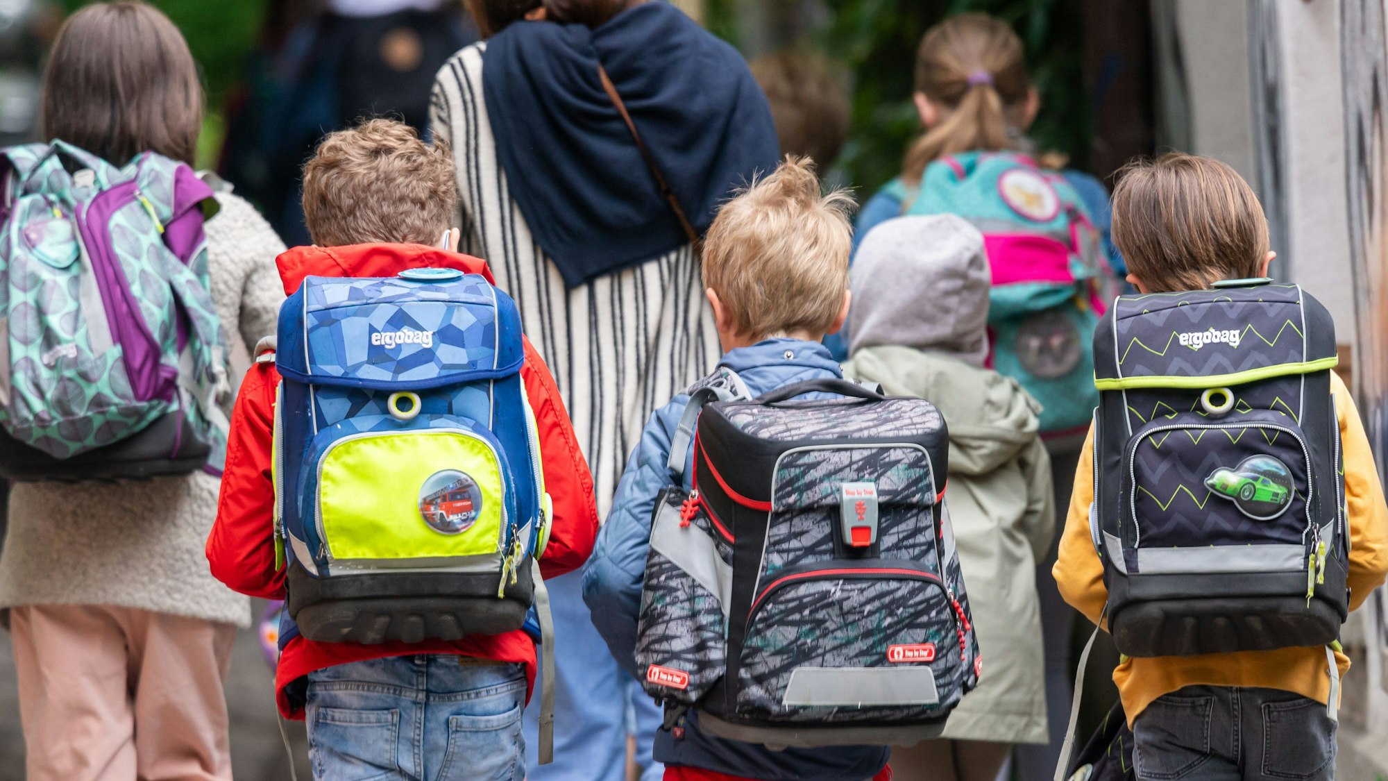 Schulkinder mit Ranzen.