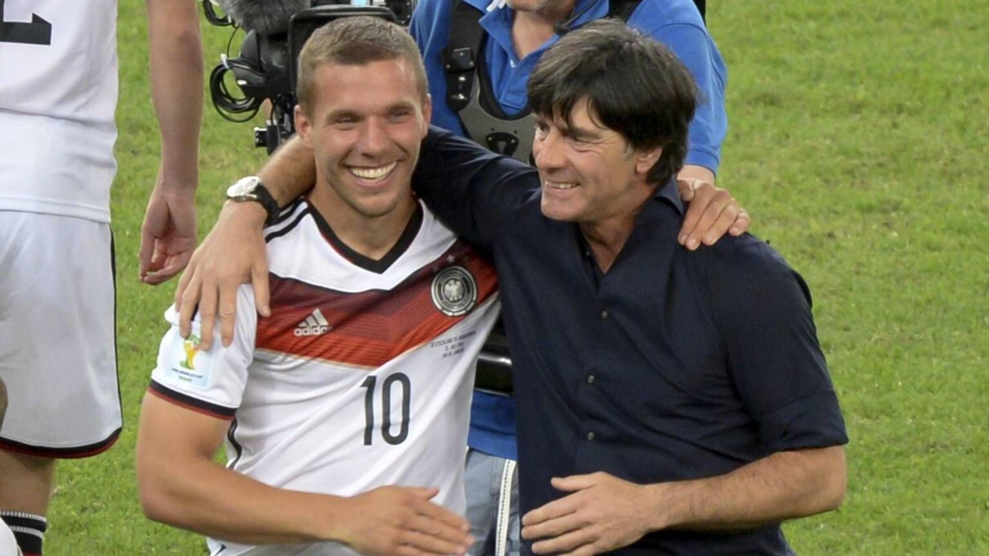 Bundestrainer Joachim Löw (r.) und Lukas Podolski feiern 2014 in Rio den WM-Titel mit Deutschland.