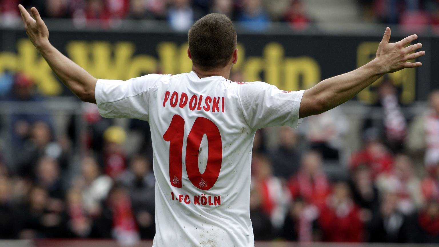 Fußball Bundesliga 34. Spieltag: 1. FC Köln - FC Bayern München am Samstag (05.05.2012) im Rhein-Energie-Stadion in Köln. Der Kölner Lukas Podolski gestikuliert. Foto: Roland Weihrauch dpa/lnw (Achtung Sperrfrist! Die DFL erlaubt die Weiterleitung der Bilder im IPTV, Mobilfunk und durch sonstige neue Technologien erst zwei Stunden nach Spielende. Die Publikation und Weiterverwertung im Internet ist während des Spiels auf insgesamt fünfzehn Bilder pro Spiel begrenzt.) ++ +++ dpa-Bildfunk +++
