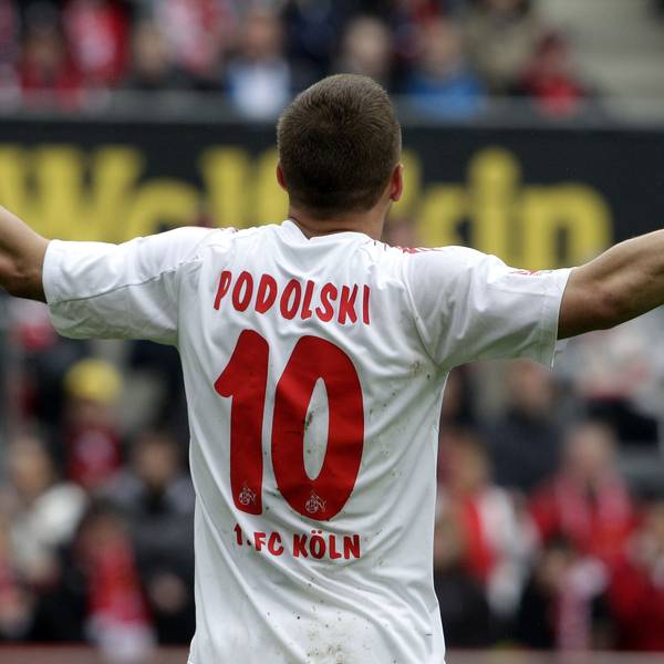 Fußball Bundesliga 34. Spieltag: 1. FC Köln - FC Bayern München am Samstag (05.05.2012) im Rhein-Energie-Stadion in Köln. Der Kölner Lukas Podolski gestikuliert. Foto: Roland Weihrauch dpa/lnw (Achtung Sperrfrist! Die DFL erlaubt die Weiterleitung der Bilder im IPTV, Mobilfunk und durch sonstige neue Technologien erst zwei Stunden nach Spielende. Die Publikation und Weiterverwertung im Internet ist während des Spiels auf insgesamt fünfzehn Bilder pro Spiel begrenzt.) ++ +++ dpa-Bildfunk +++
