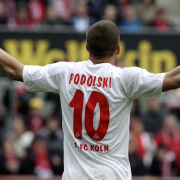 Fußball Bundesliga 34. Spieltag: 1. FC Köln - FC Bayern München am Samstag (05.05.2012) im Rhein-Energie-Stadion in Köln. Der Kölner Lukas Podolski gestikuliert. Foto: Roland Weihrauch dpa/lnw (Achtung Sperrfrist! Die DFL erlaubt die Weiterleitung der Bilder im IPTV, Mobilfunk und durch sonstige neue Technologien erst zwei Stunden nach Spielende. Die Publikation und Weiterverwertung im Internet ist während des Spiels auf insgesamt fünfzehn Bilder pro Spiel begrenzt.) ++ +++ dpa-Bildfunk +++
