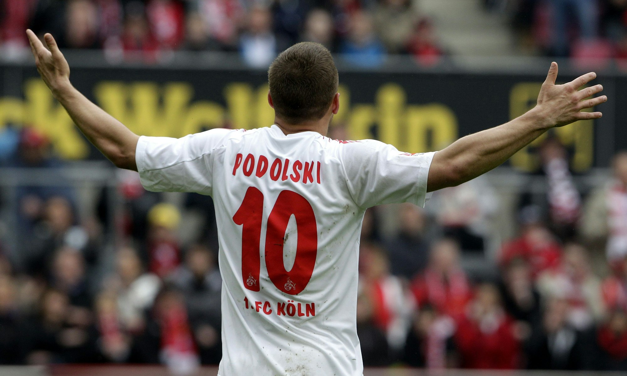 Fußball Bundesliga 34. Spieltag: 1. FC Köln - FC Bayern München am Samstag (05.05.2012) im Rhein-Energie-Stadion in Köln. Der Kölner Lukas Podolski gestikuliert. Foto: Roland Weihrauch dpa/lnw (Achtung Sperrfrist! Die DFL erlaubt die Weiterleitung der Bilder im IPTV, Mobilfunk und durch sonstige neue Technologien erst zwei Stunden nach Spielende. Die Publikation und Weiterverwertung im Internet ist während des Spiels auf insgesamt fünfzehn Bilder pro Spiel begrenzt.) ++ +++ dpa-Bildfunk +++