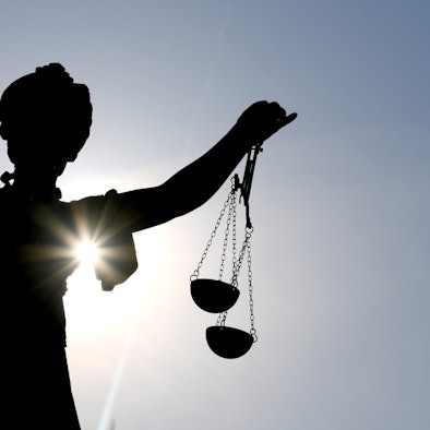 Die Göttin Justitia im Gegenlicht.