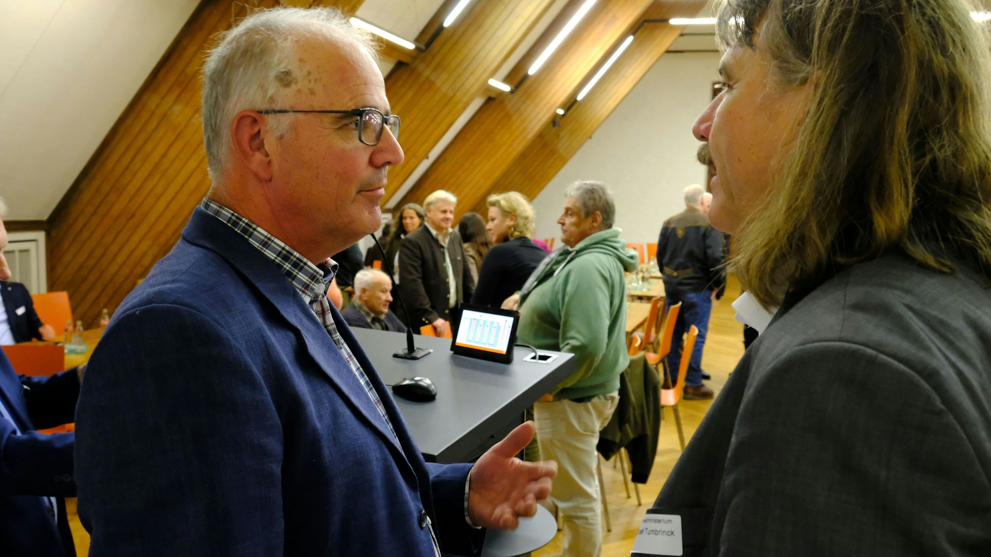 Helmut Dahmen (l.), im Gespräch mit Dr. Josef Tumbrinck.