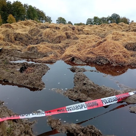 Überreste der Heuballen nach dem Brand nahe Wiehl-Brächen.