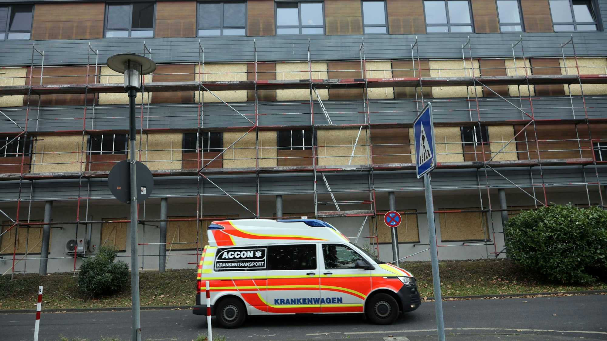Ein Gebäude der Klinik ist zu einem „Safe House“ für die Intensivpatienten umgerüstet worden. Holzplatten sollen im Ernstfall die Druckwellen einer Explosion abmildern. Dazu wurden Container um die Bombenfundstellen aufgebaut.