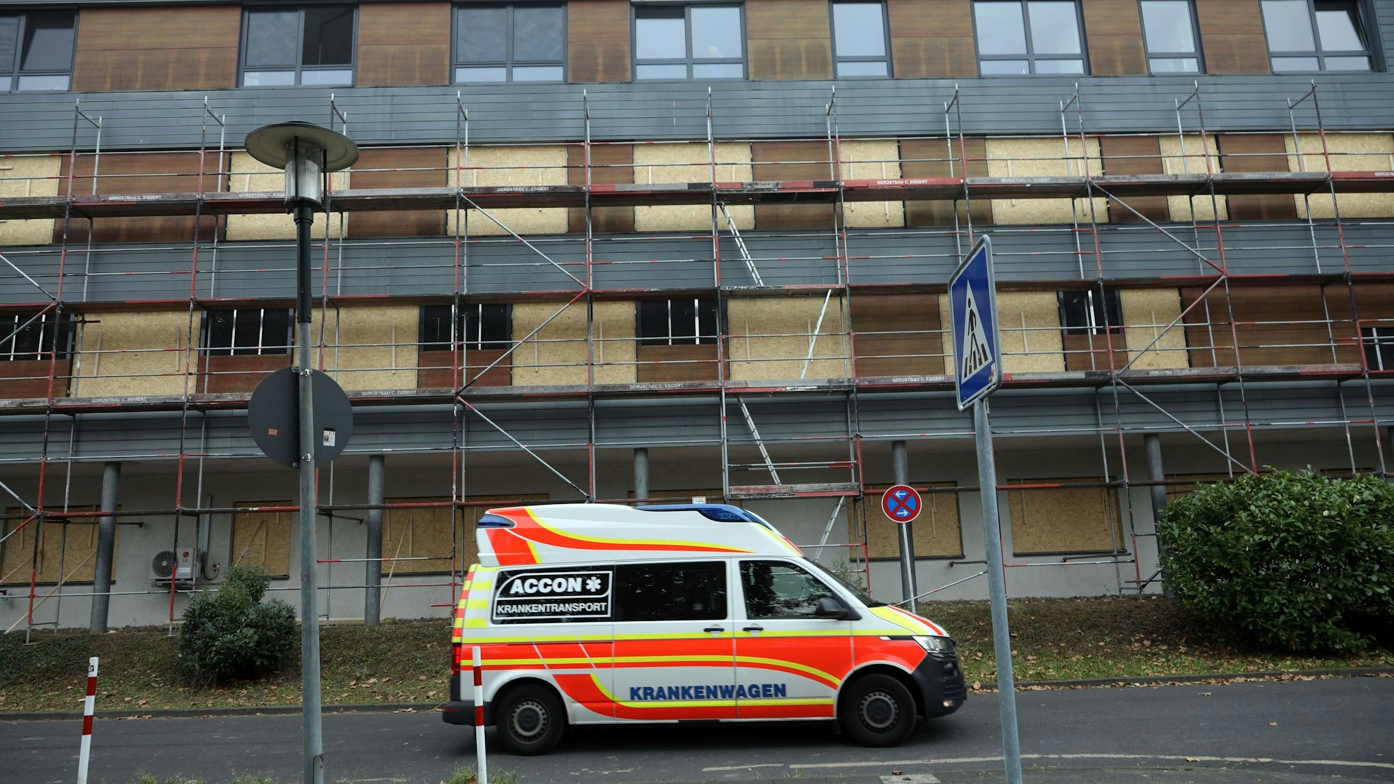 Ein Gebäude der Klinik ist zu einem „Safe House“ für die Intensivpatienten umgerüstet worden. Holzplatten sollen im Ernstfall die Druckwellen einer Explosion abmildern. Dazu wurden Container um die Bombenfundstellen aufgebaut.