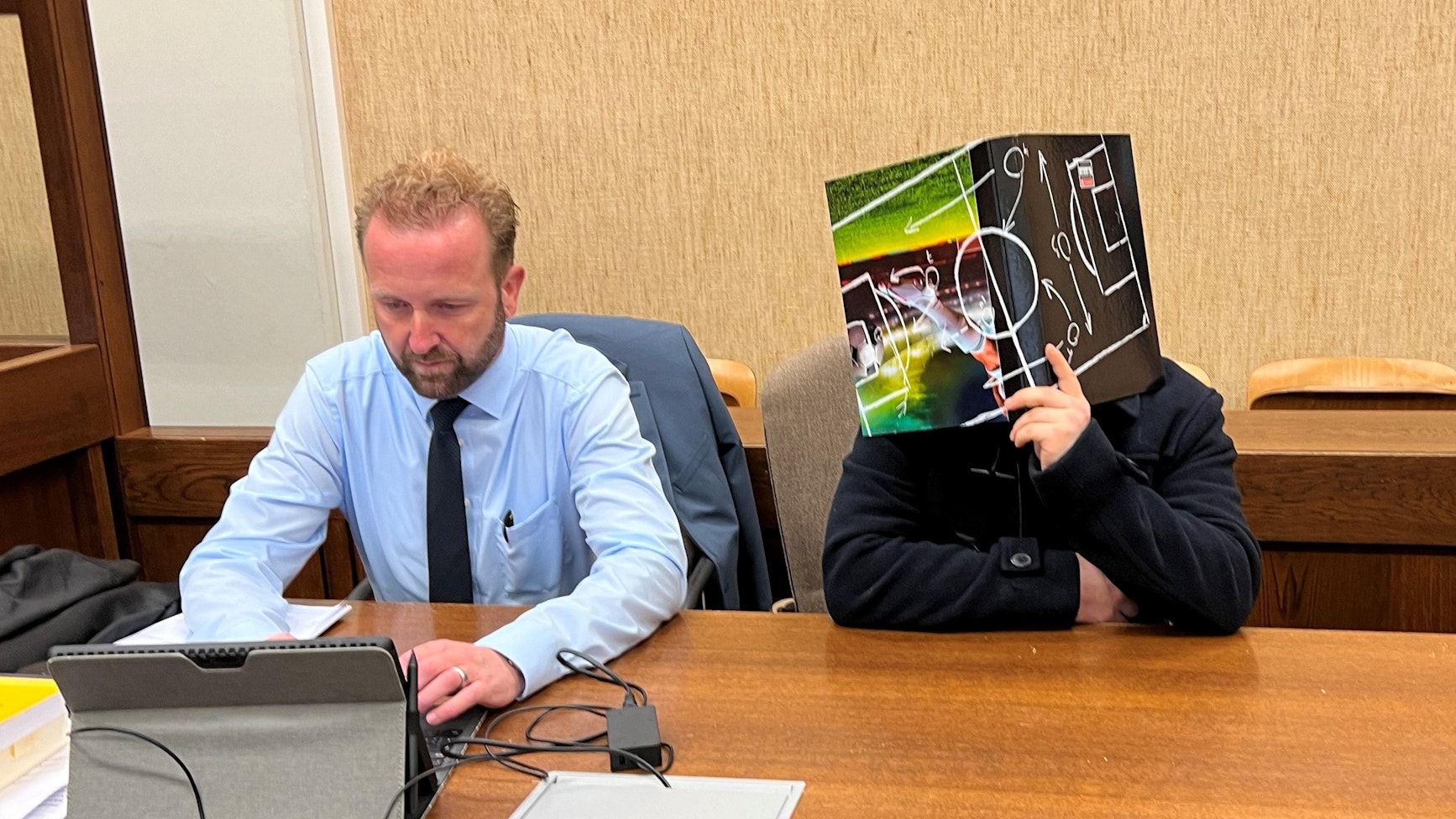 Der Angeklagte mit seinem Verteidiger beim Prozess im Kölner Amtsgericht