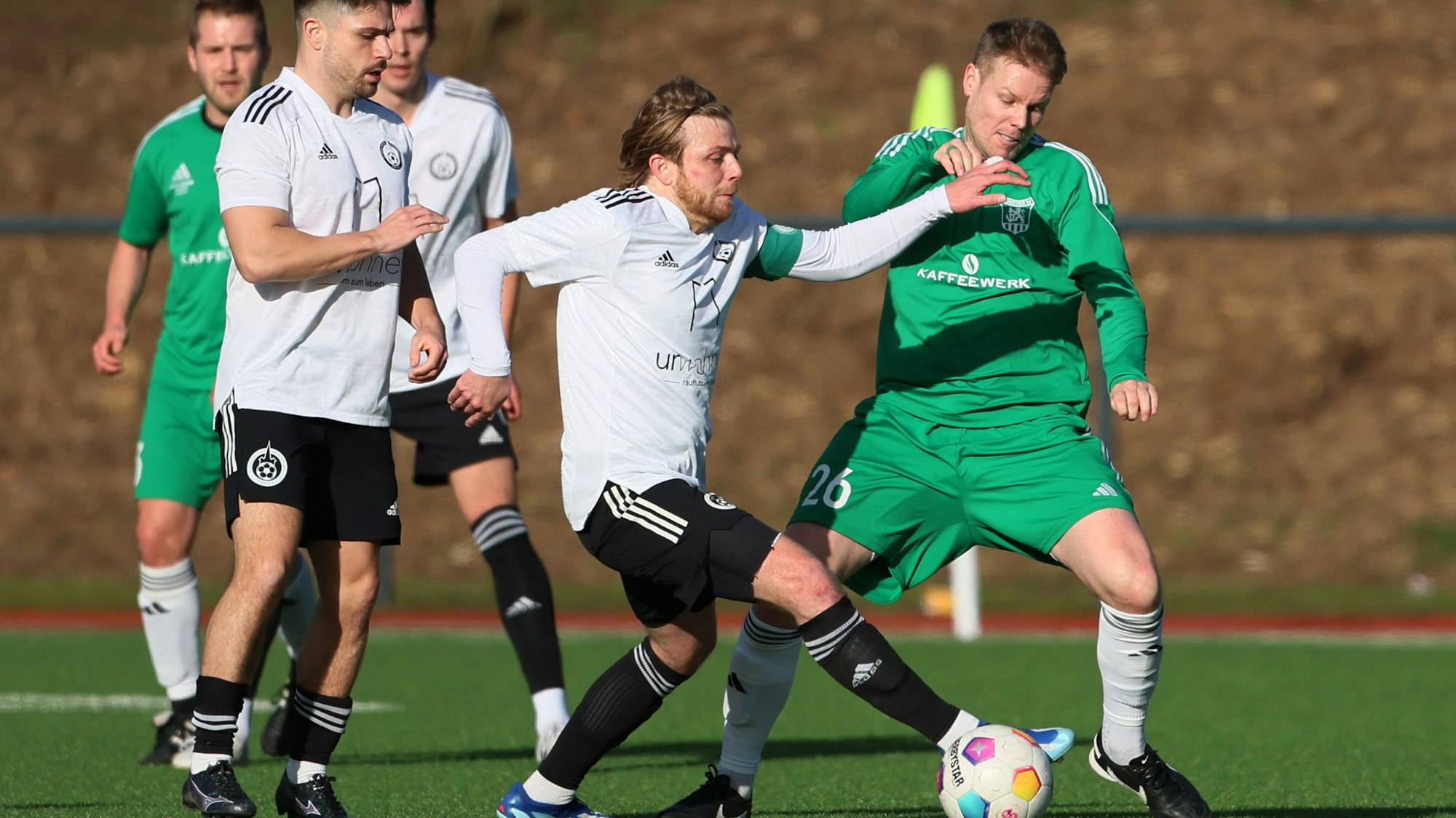Das Foto zeigt Lukas Nottbeck vom Horremer SV (r.) im Zweikampf mit Fabio Freericks von GW Brauweiler.