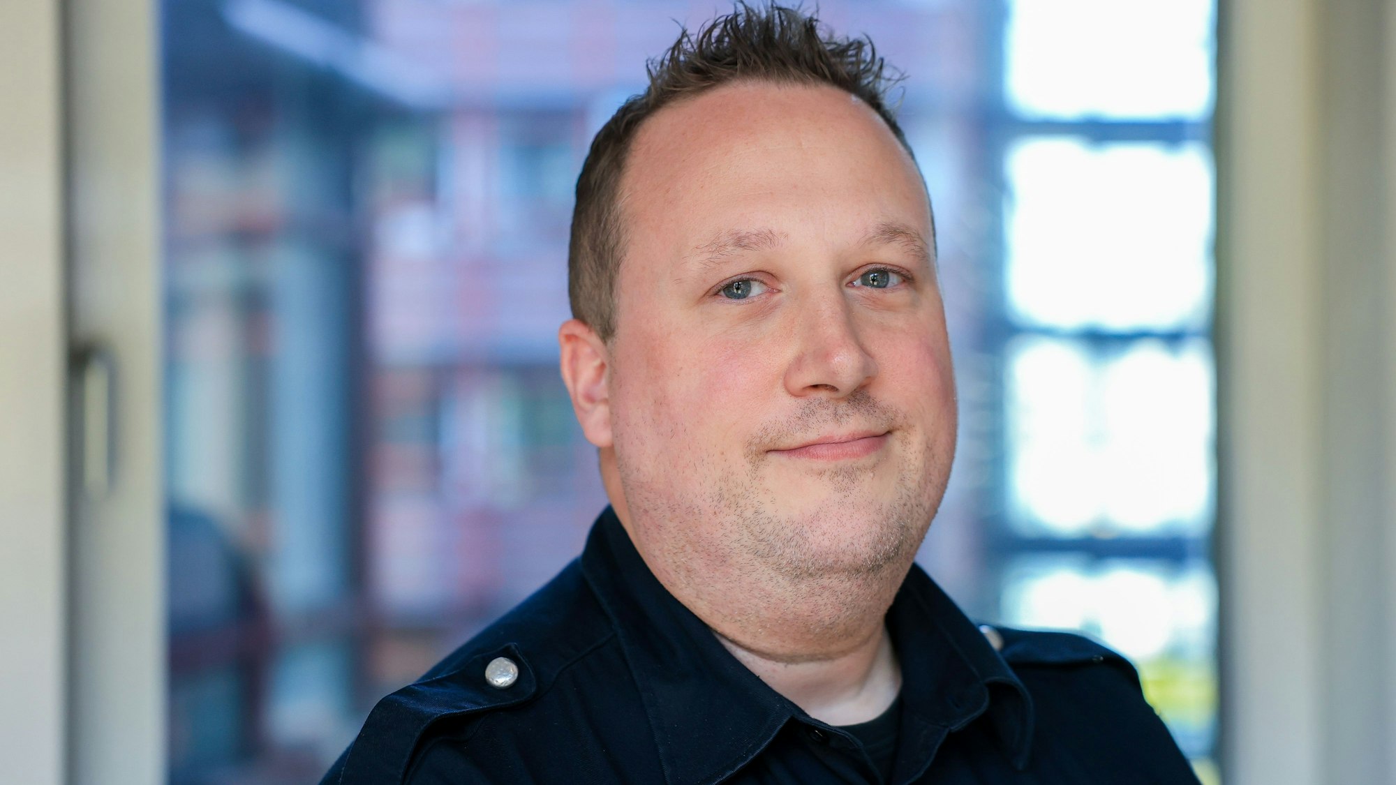 Johannes Brauns (42) vom Kölner Ordnungsamt leitet den Gesamteinsatz in Merheim.