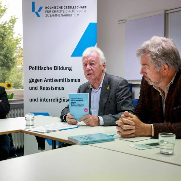 Pressegespräch der Kölnischen Gesellschaft für Christlich-Jüdische Zusammenarbeit e.V. zum Thema ‚Bildungsarbeit gegen Antisemitismus‘. Im Bild v.r. Dr. Marcus Meier, Prof. Dr. Jürgen Wilhelm und Klaus Roth.