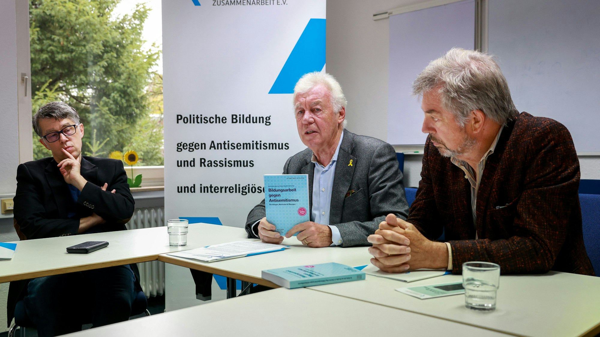 Pressegespräch der Kölnischen Gesellschaft für Christlich-Jüdische Zusammenarbeit e.V. zum Thema ‚Bildungsarbeit gegen Antisemitismus‘. Im Bild v.r. Dr. Marcus Meier, Prof. Dr. Jürgen Wilhelm und Klaus Roth.