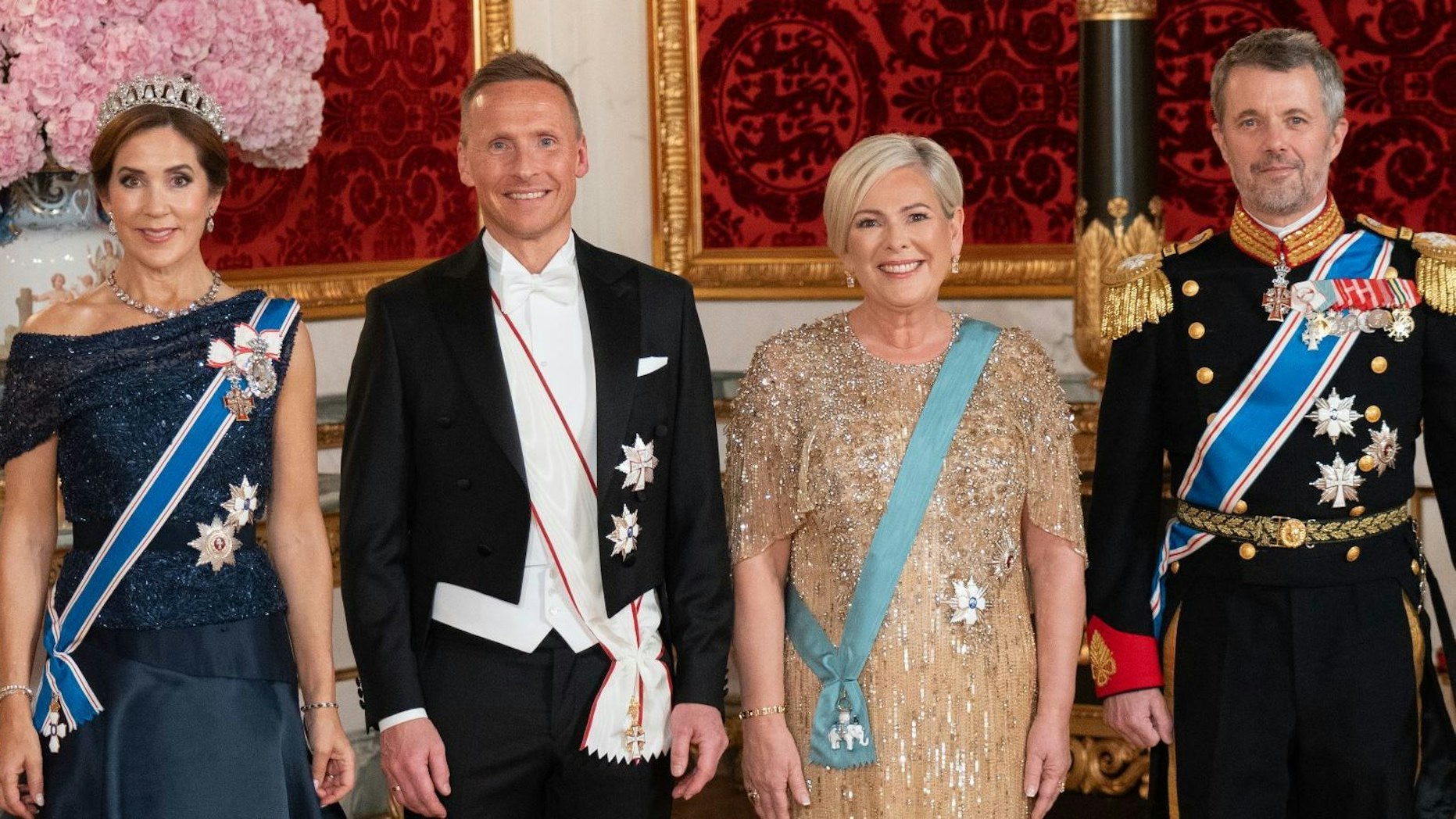 König Frederik X. (r) und Königin Mary (l.) posieren mit der isländischen Präsidentin Halla Tomasdottir (2.v.r.) und ihrem Ehemann Bjorn Skulason vor dem Galadinner im Schloss Amalienborg in Kopenhagen.