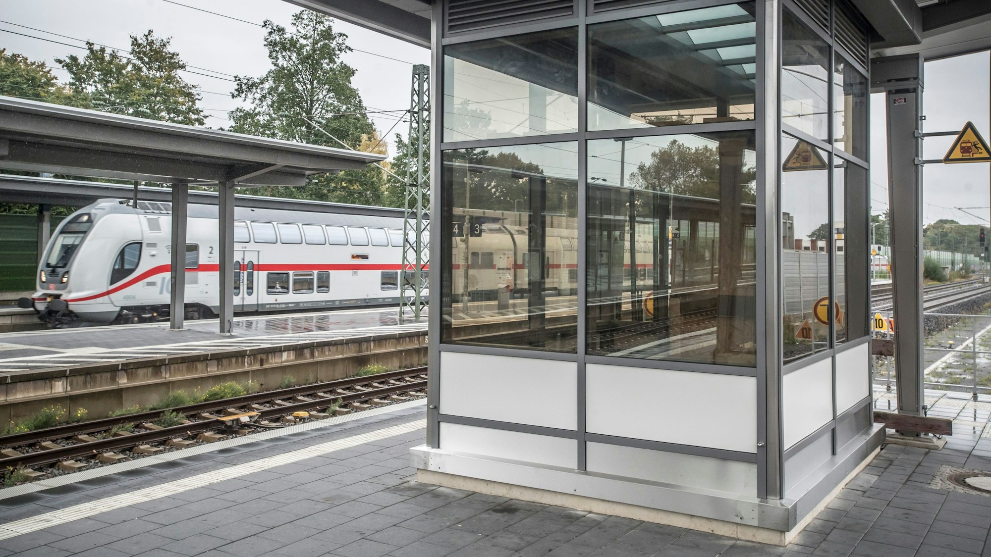 Gehäuse für Aufzüge zu den Bahnsteigen sind am Bahnhof Leverkusen-Mitte eingebaut worden.