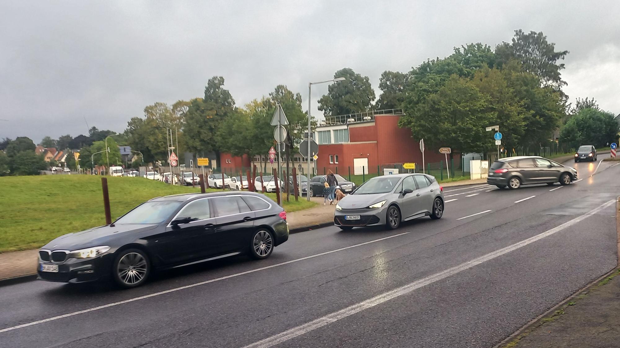 An einer Kreuzung staut sich der Verkehr.