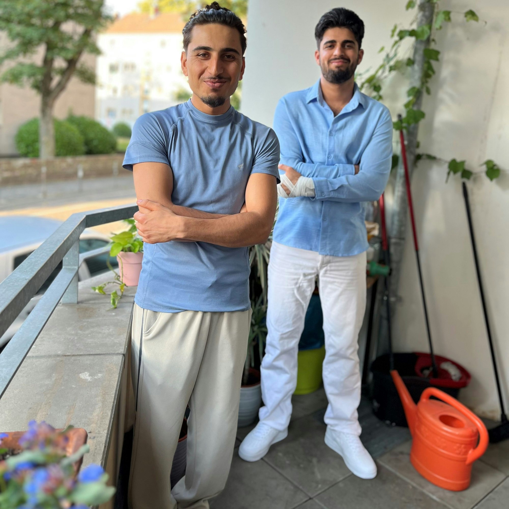 Nasrullah und Aziz sind aus Afghanistan haben zusammen in einer Kölner Wohngruppe gelebt. Inzwischen hat Nasrullah (r.) einen Ausbildungsplatz.