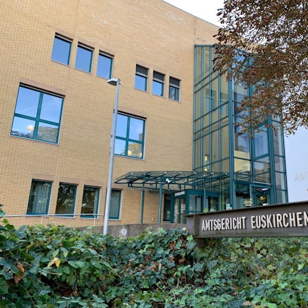 Der Eingang des Gerichtsgebäudes.