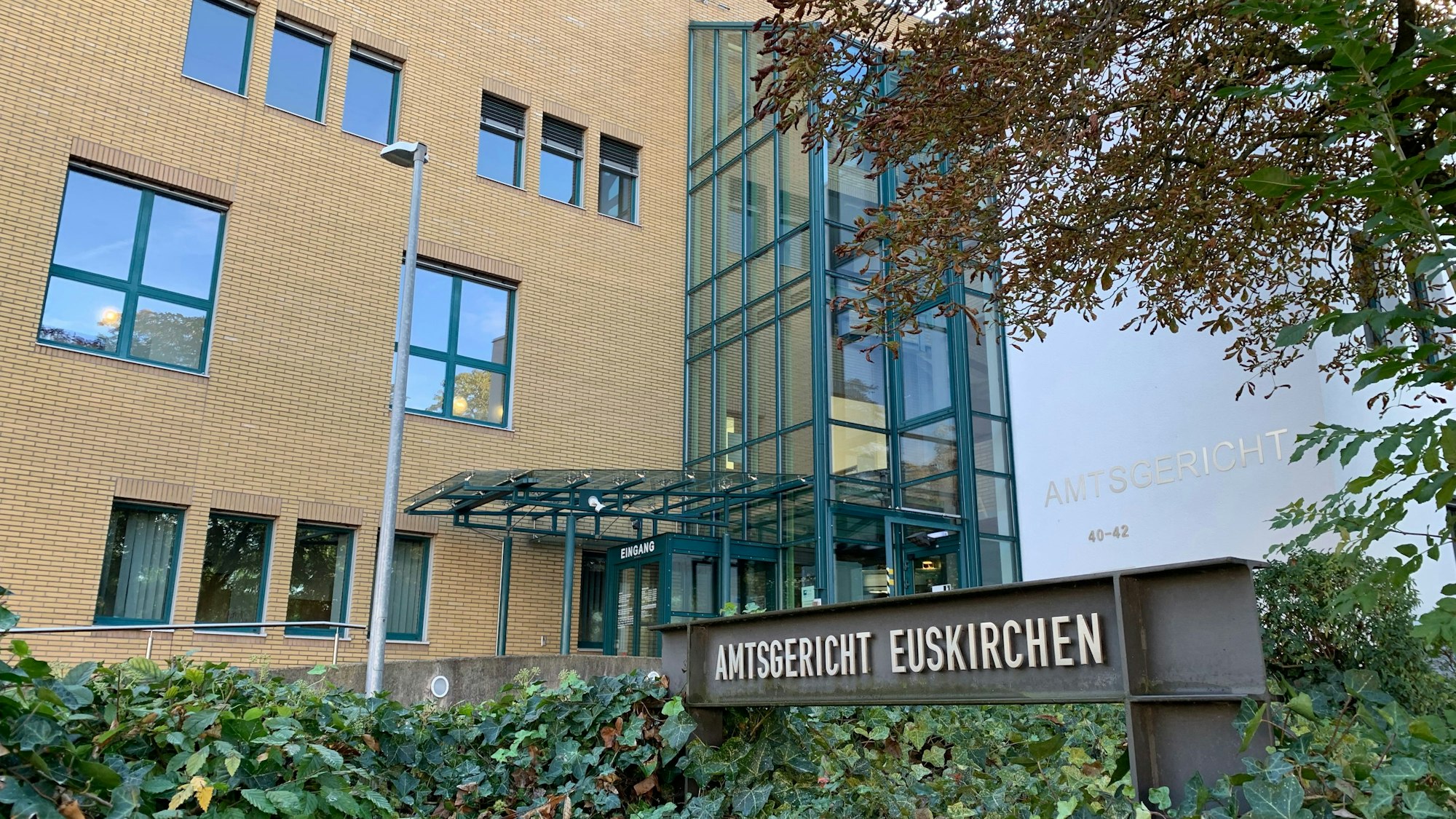 Das Bild zeigt den Eingang des Gerichtsgebäudes.