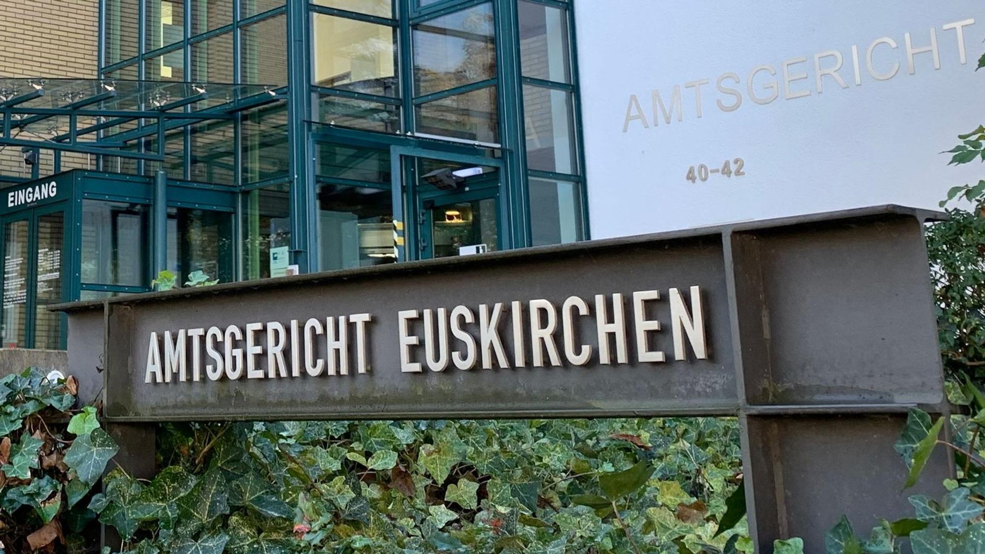 Das Bild zeigt den Eingang des Euskirchener Amtsgerichts.