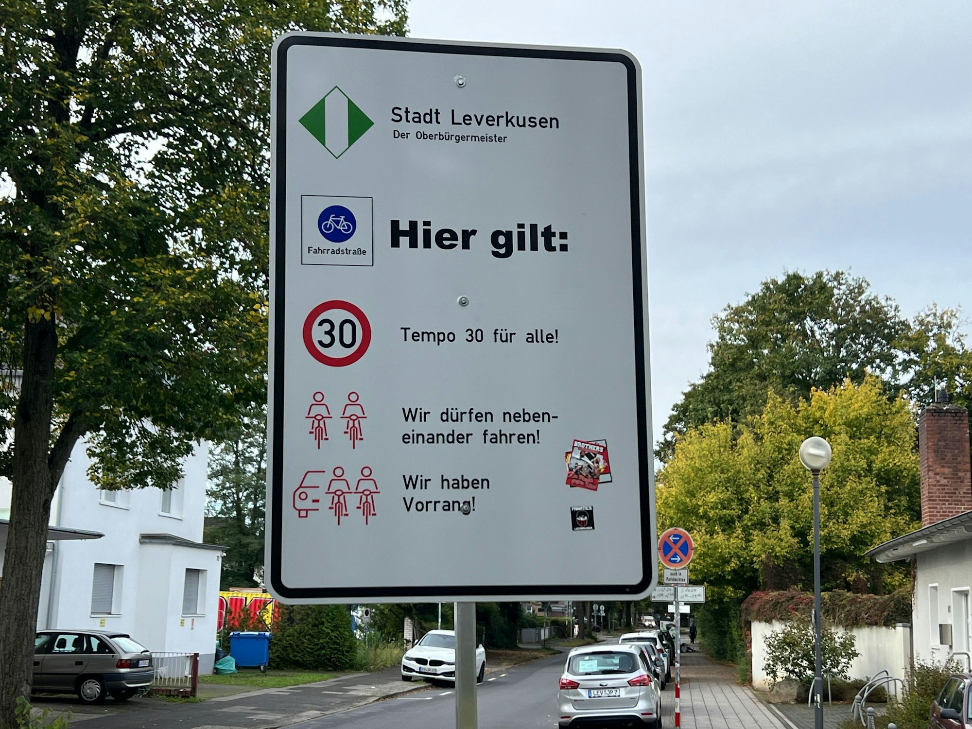 Ein Schild mit Regeln für eine Fahrradstraße