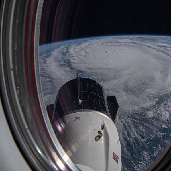 Blick auf den Hurrikan „Milton“ aus dem Fenster der an die Internationale Raumstation (ISS) angedockten Raumkapsel „Crew Dragon“.
