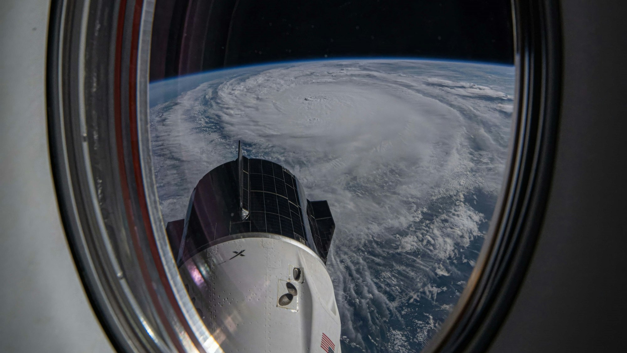 Blick auf den Hurrikan „Milton“ aus dem Fenster der an die Internationale Raumstation (ISS) angedockten Raumkapsel „Crew Dragon“.