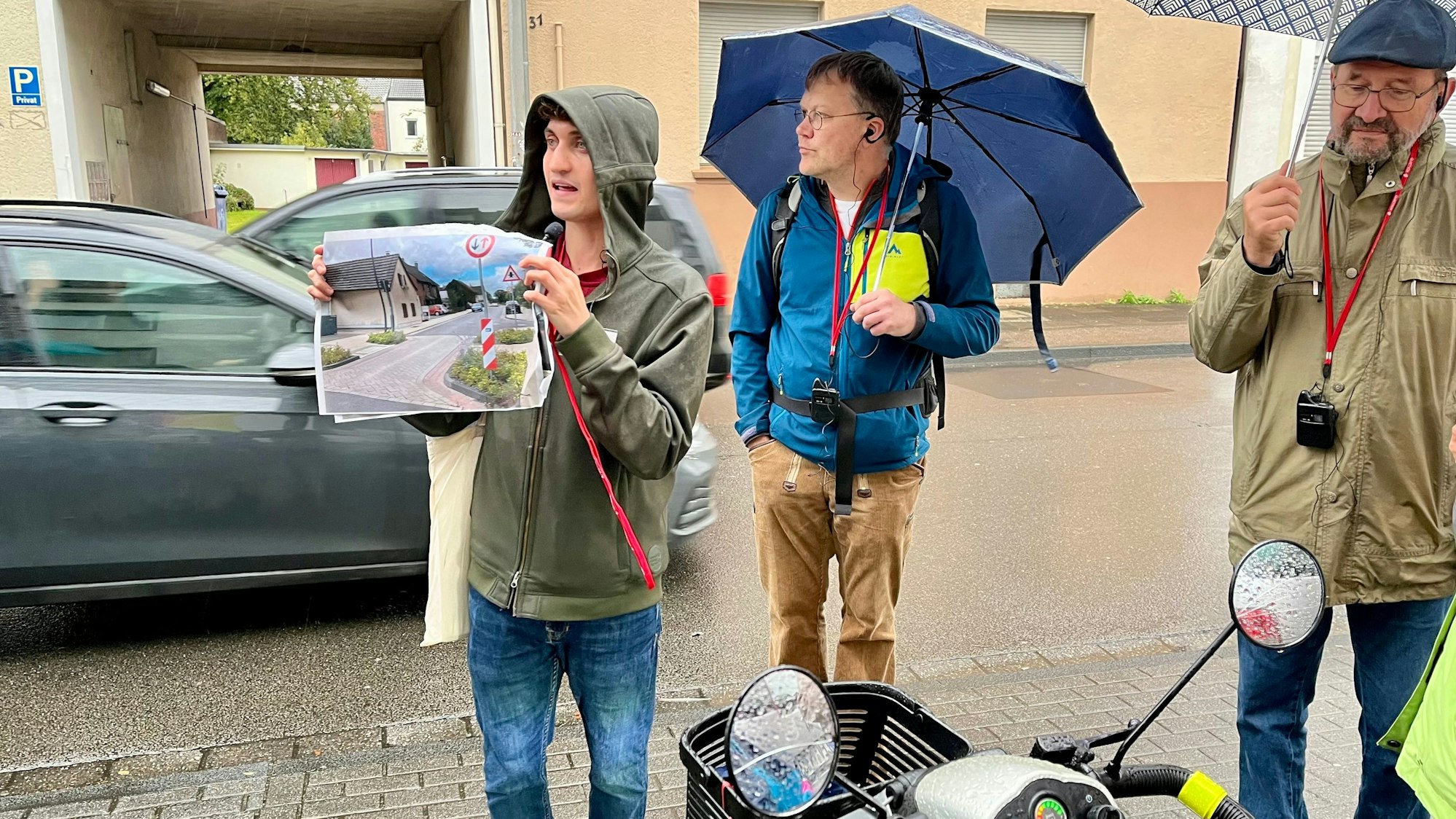Planer Dominik Kerl hält an der Stixchesstraße eine Skizze hoch