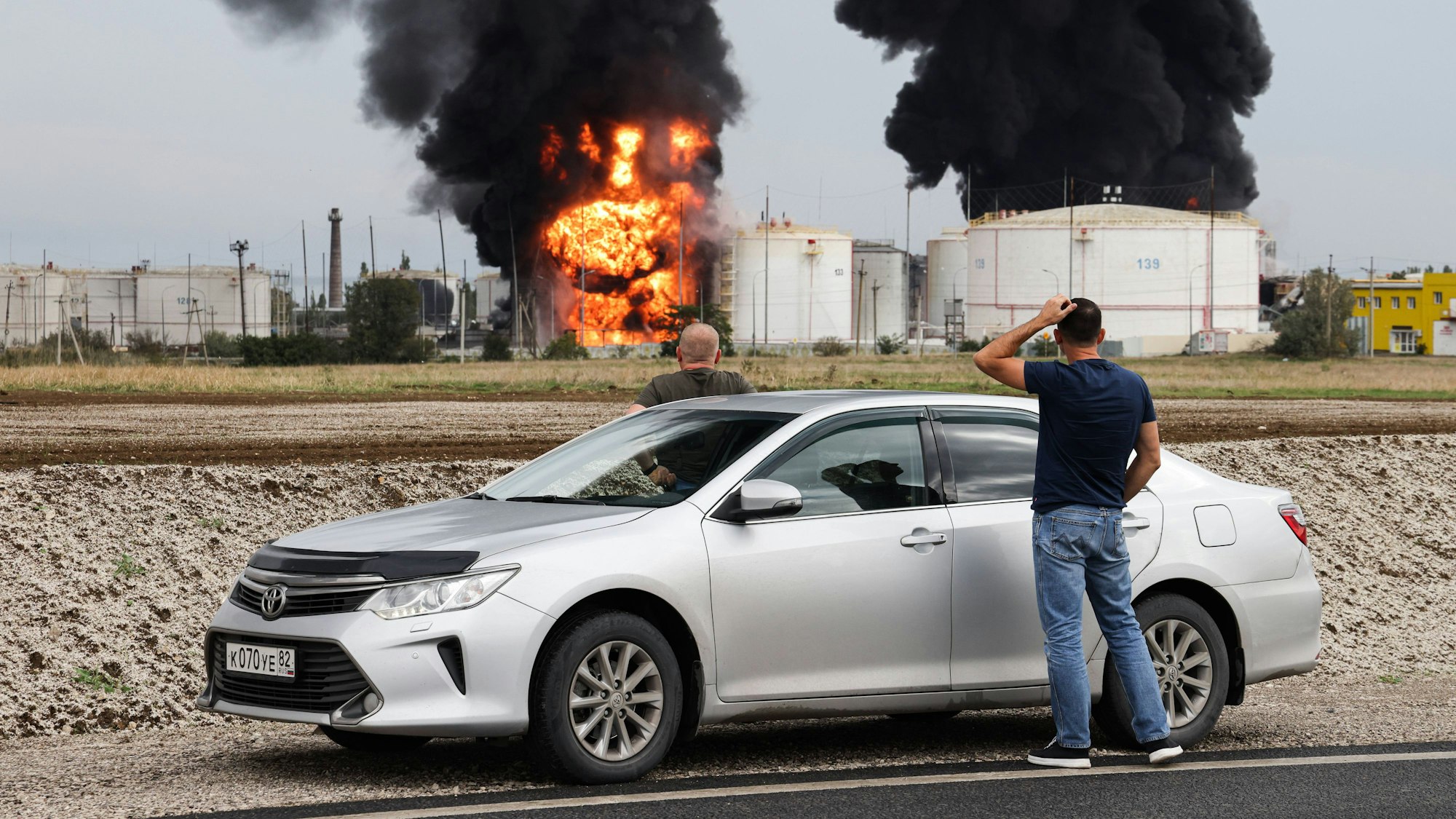 Schwarze Rauchsäulen steigen über dem Öl-Depot in Feodosija auf der Krim auf.