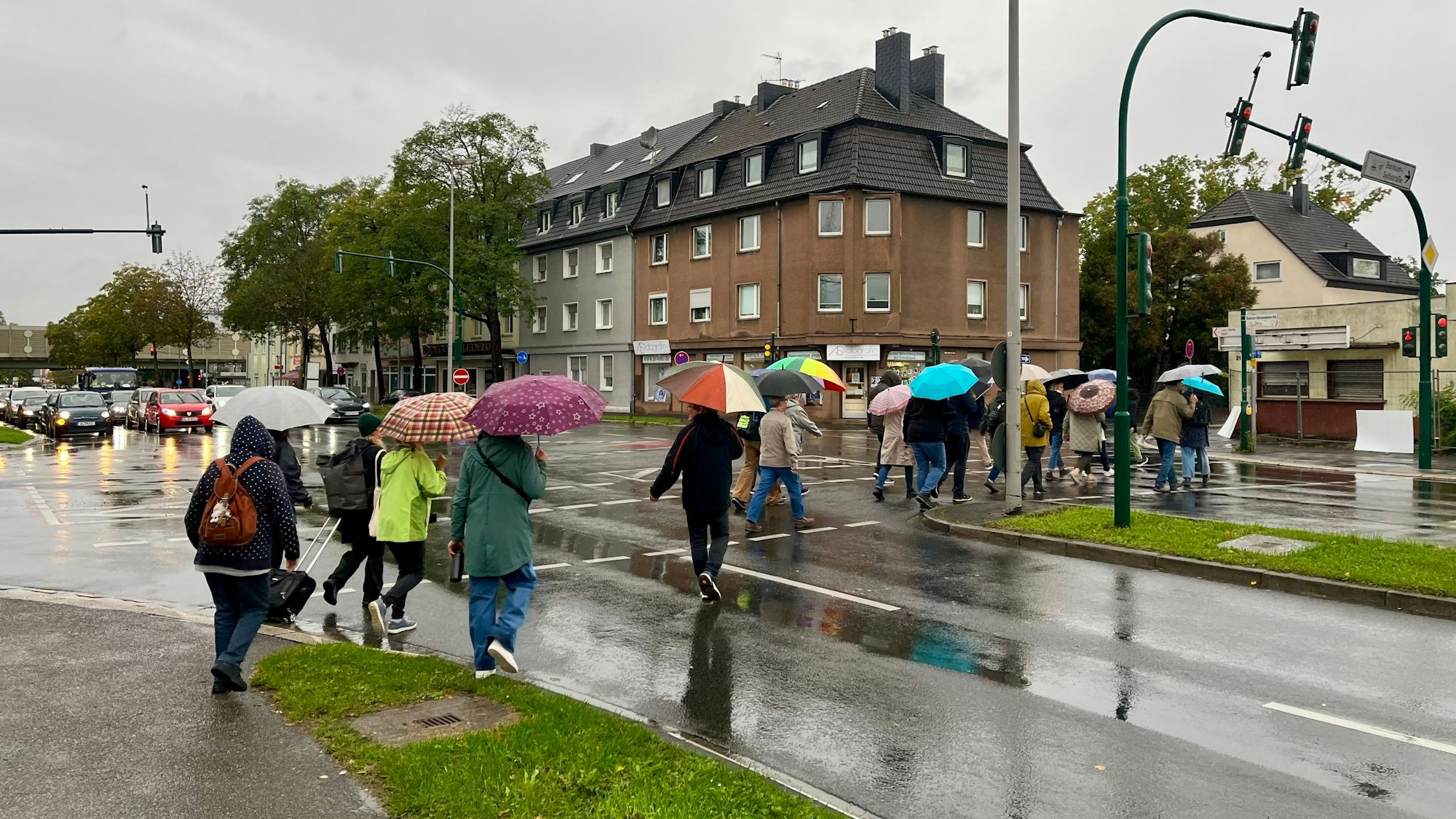 Fußgänger hetzen über die Gustav-Heinemann-Straße.