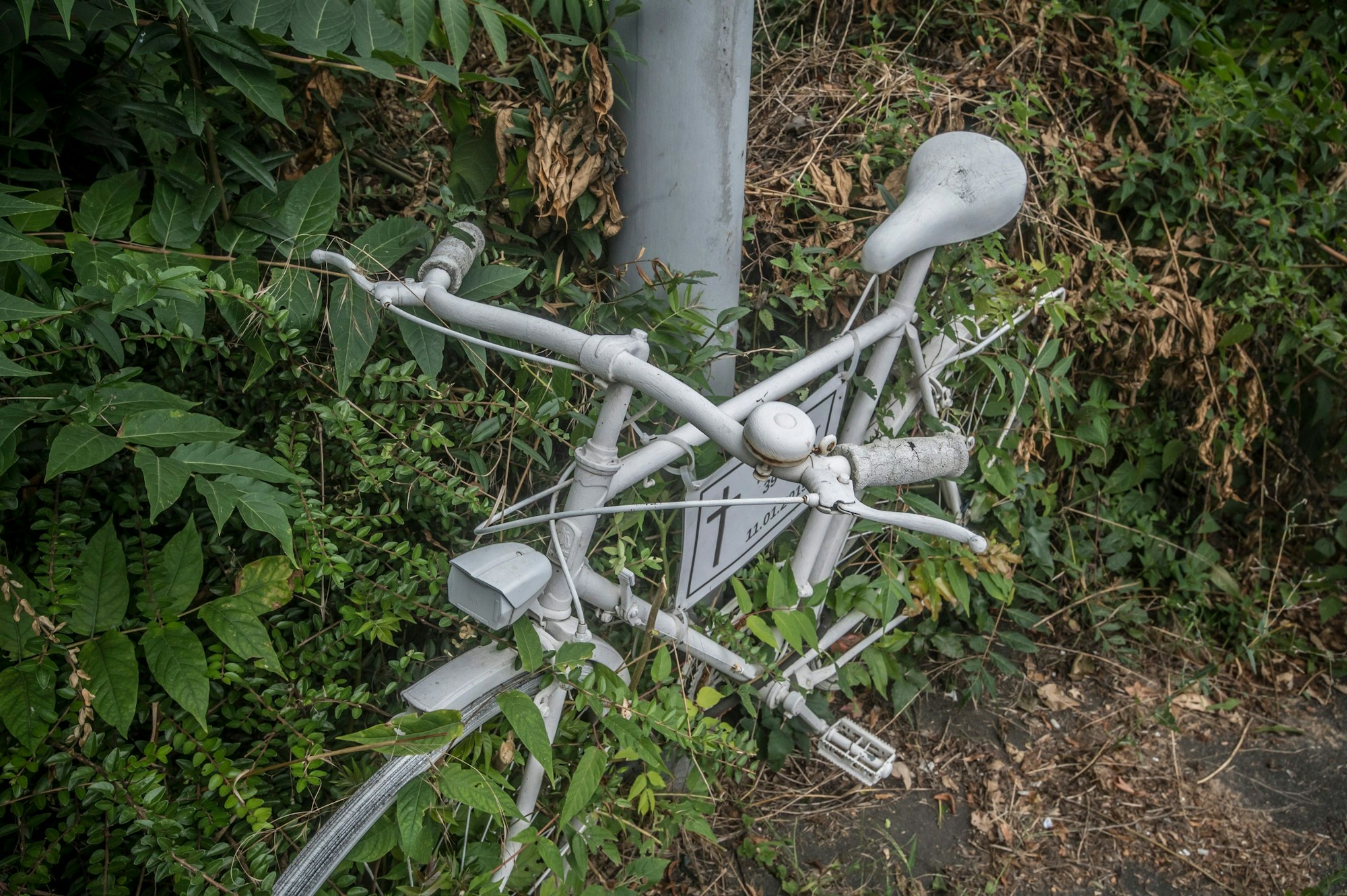 Das weiße Fahrrad Robert-Blum-Straße Ecke Eisholz erinnert an einen toten Radfahrer.