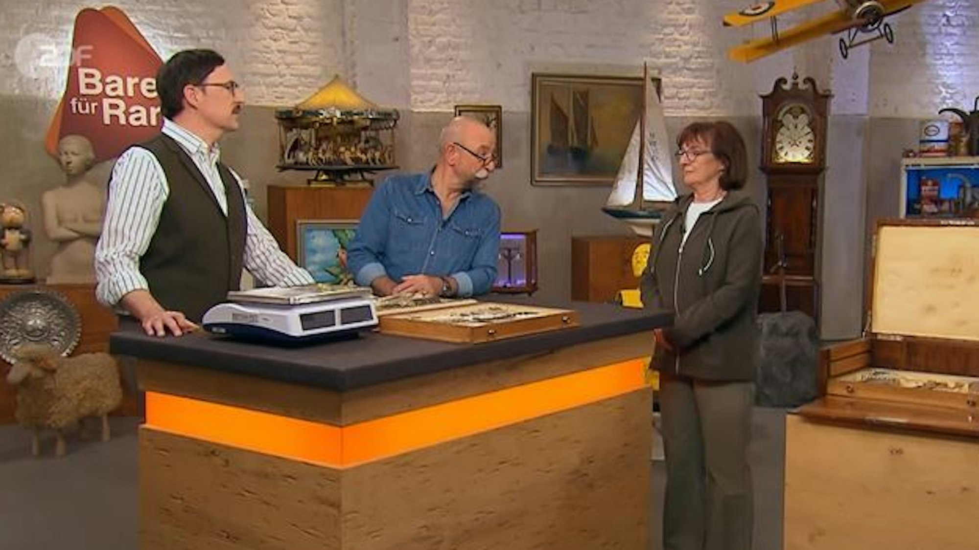Sabine Ladeburg (v.r.) mit Horst Lichter und Colmar Schulte-Goltz bei „Bares für Rares“.