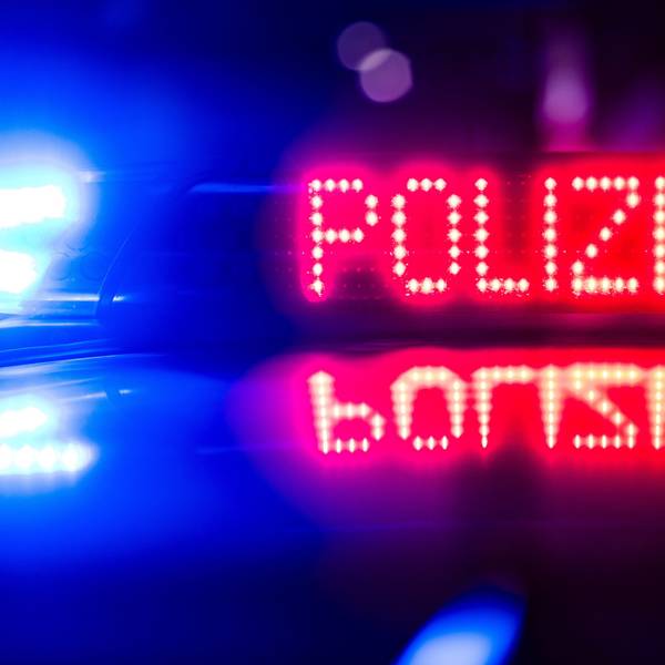 Der Schriftzug „Polizei“ ist auf dem Dach eines Polizeiautos zu lesen.