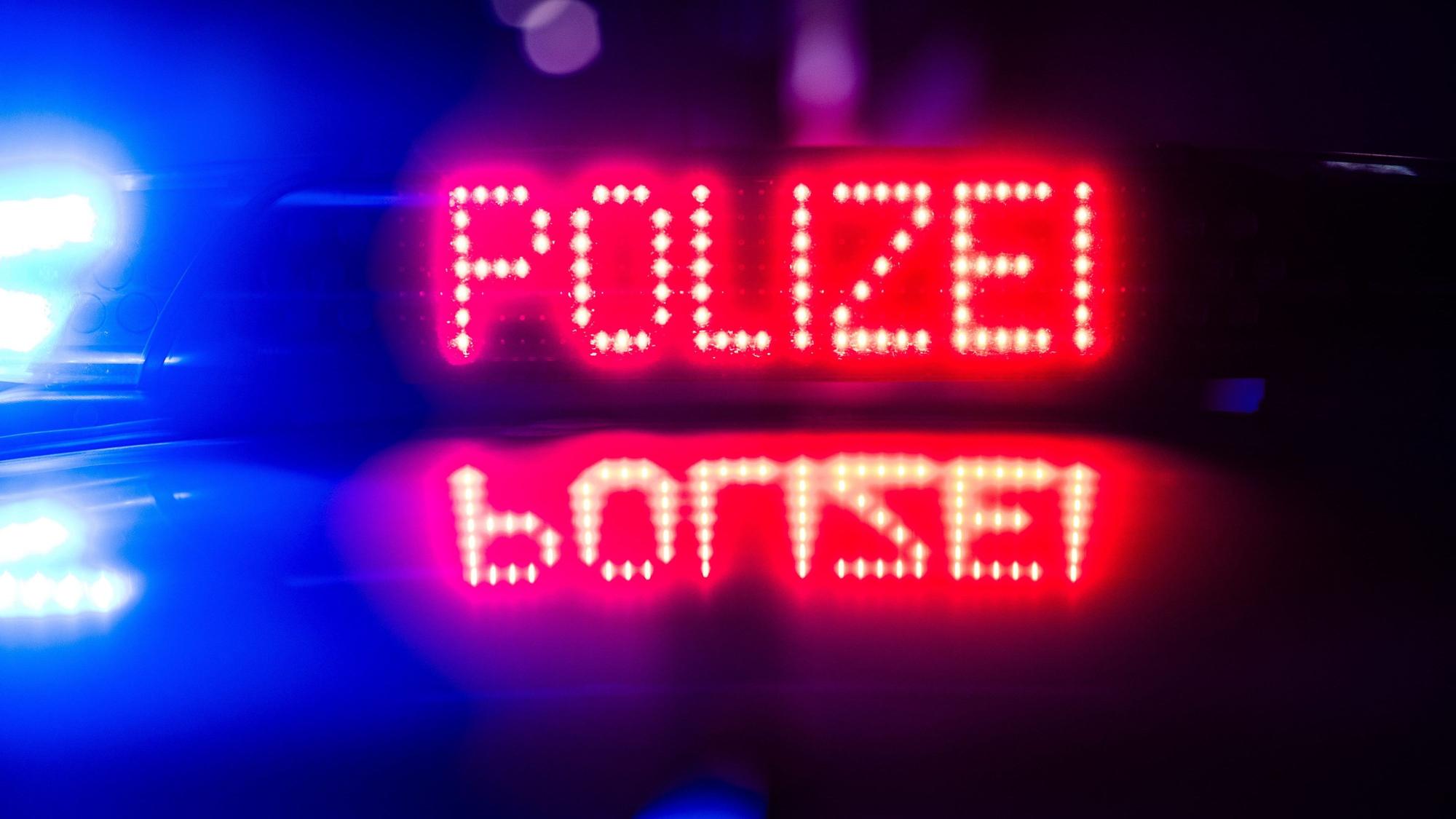 Der Schriftzug „Polizei“ ist auf dem Dach eines Polizeiautos zu lesen.