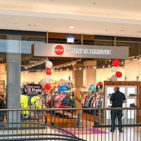 Blick auf ein neues Outlet von Sport Schriever im Gummersbacher Forum.