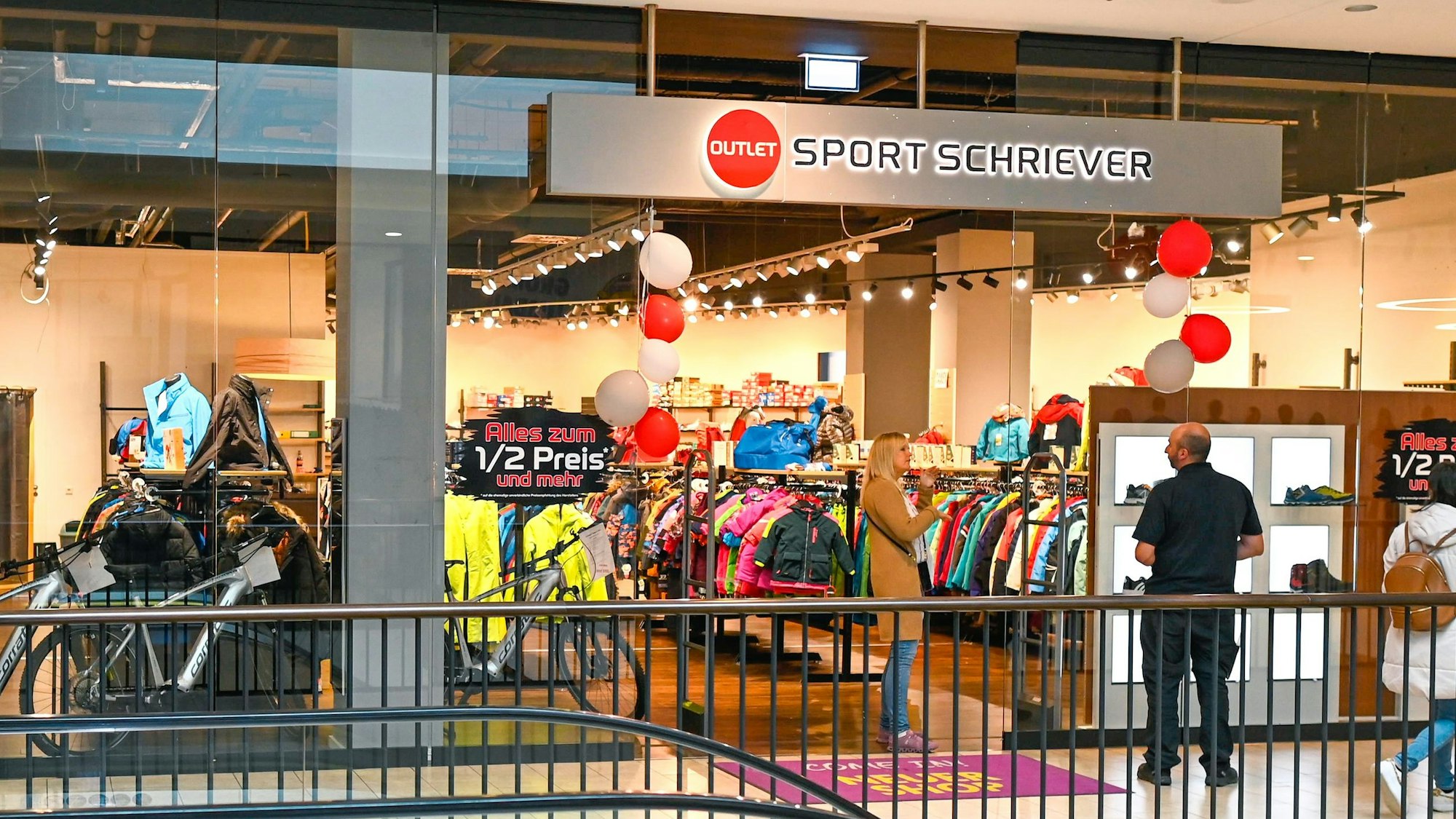 Blick auf ein neues Outlet von Sport Schriever im Gummersbacher Forum.